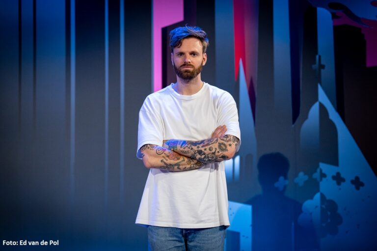 Wie is Tim Hofman, de programmaker die misstanden aan de kaak stelt?