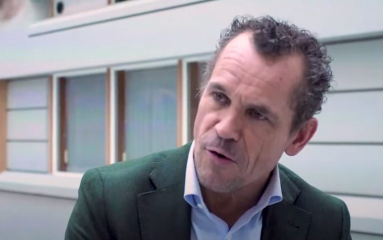 Bram Bakker: dé mediapsychiater, schrijver en zijn privéleven Bram Bakker: dé mediapsychiater, schrijver en zijn privéleven