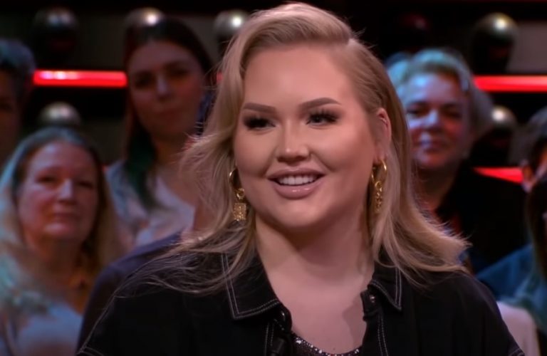 Alles over Nikkie de Jager: haar YouTube-succes, maar coming out en haar liefdesleven Alles over Nikkie de Jager: haar YouTube-succes, maar coming out en haar liefdesleven