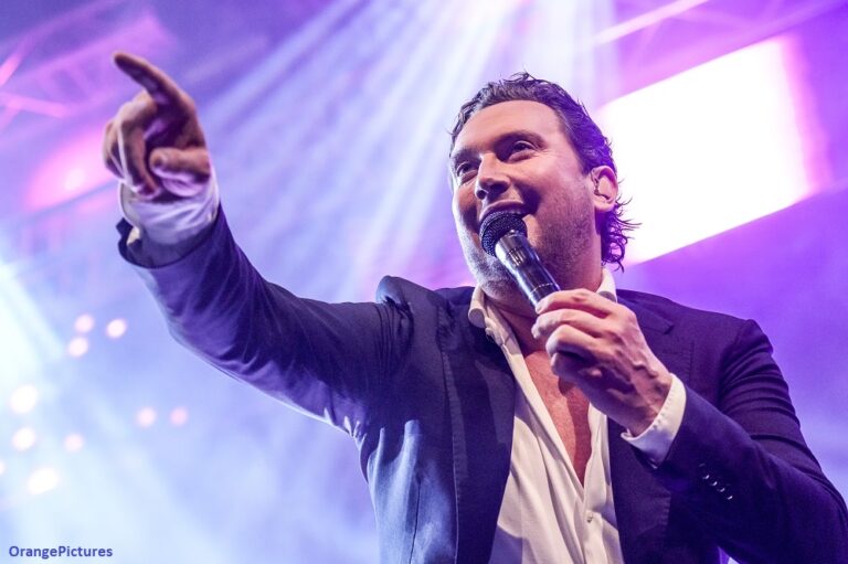 Tino Martin openhartig: relatie hing aan zijden draadje Tino Martin openhartig: relatie hing aan zijden draadje